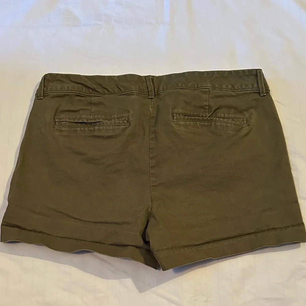 Old Navy Women's Dark Olive Casual Shorts - Picture 5 of 6